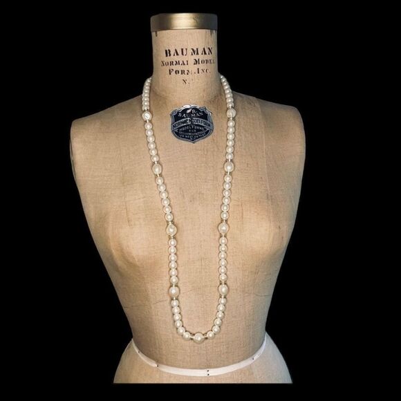 Vintage Long Faux pearl and gold tone necklace - Picture 1 of 11